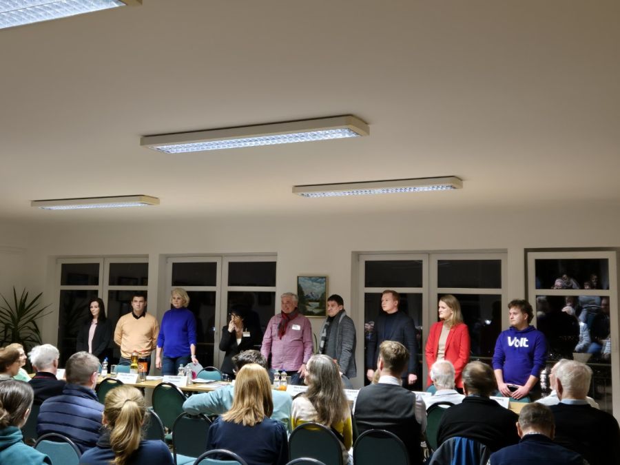 Blick über die Zuschauerreihen zu den Teilnehmern der Podiumsdiskussion