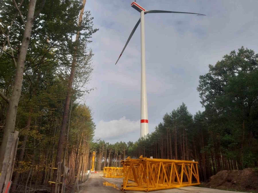 Windrad wird im Wald gebaut